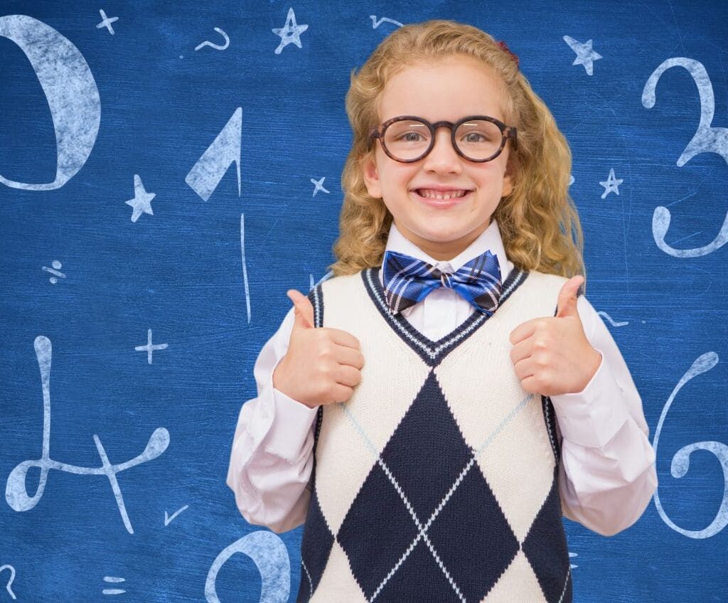 Criança feliz ao descobrir como memorizar a tabuada