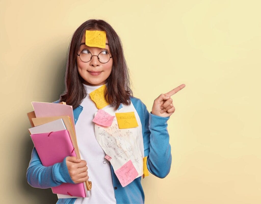 mulher com dificuldade em como memorizar um texto