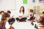 Uma mulher e várias crianças tocando instrumentos fazendo aprendizado ativio